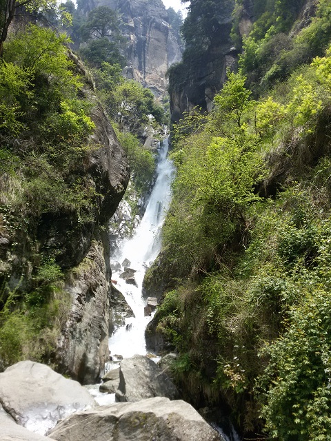 Jogini Falls hiking trails in Himachal Pradesh