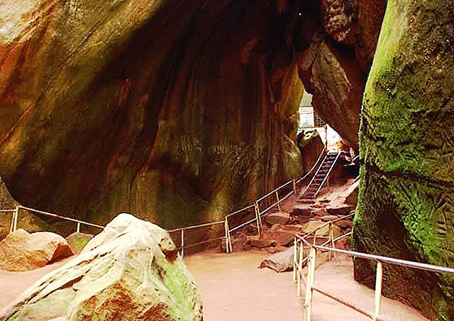 Edakkal Caves, Lakkidi