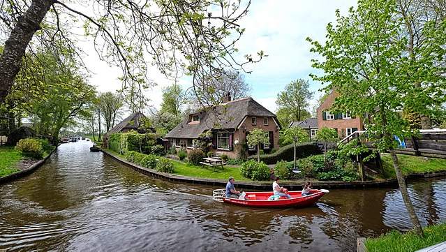 Giethoorn, Dutch canal city